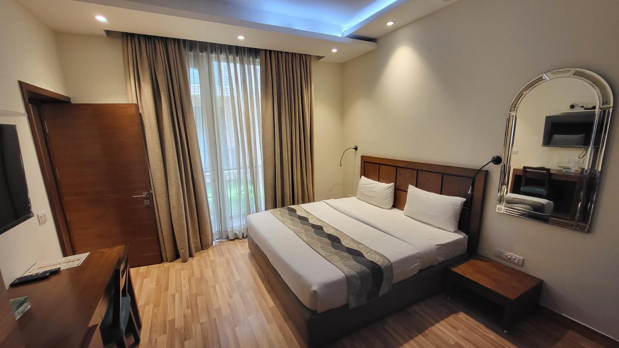 Uds Villa Scandinavian B&B - Next To Vfs Нью-Дели Экстерьер фото