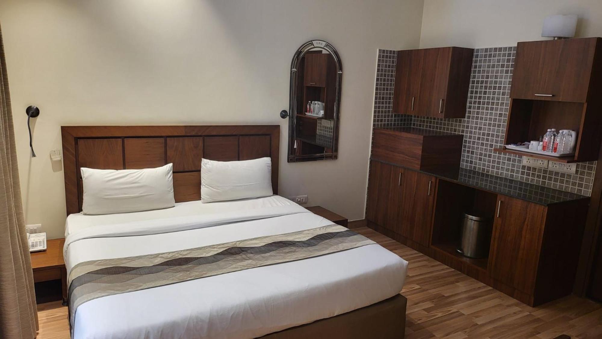 Uds Villa Scandinavian B&B - Next To Vfs Нью-Дели Экстерьер фото